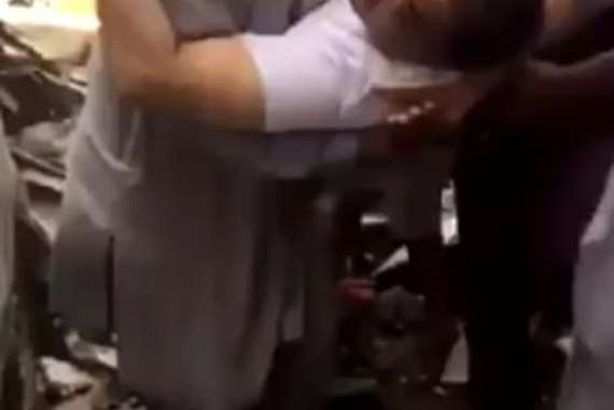 لحظة إنقاذ أحد ركاب الطائرة الباكستانية المنكوبة