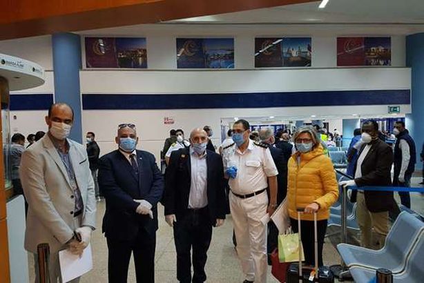 رحلة استثنائية  تقل 136 عائدا من باريس تصل مطار مرسى علم