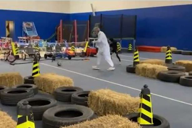 الوليد بن طلال في مباراة كرة قدم مع حفيداته الخمسة