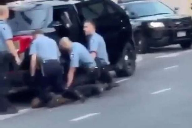 صورة  لمقتل «جورج فلويد» على يد شرطين أمريكيين