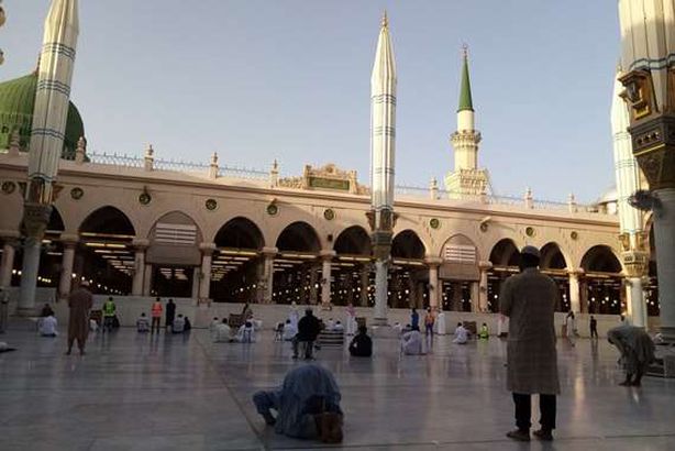 توافد المصلين على المسجد النبوي