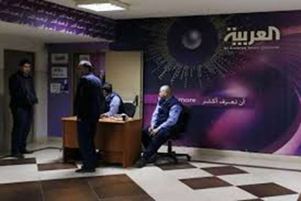 أمير سعودي يكشف مفاجأة عن مذيعي العربية