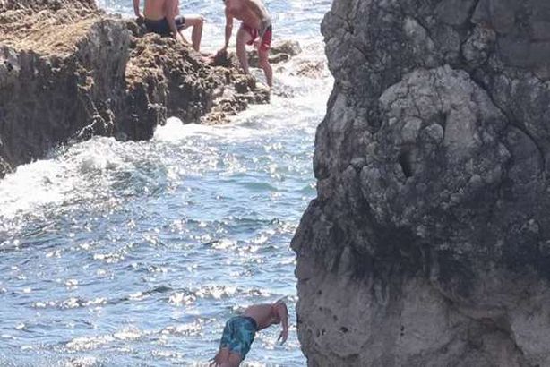 لحظة سقوط مروع في البحر يدفع صاحبه لحافة الموت