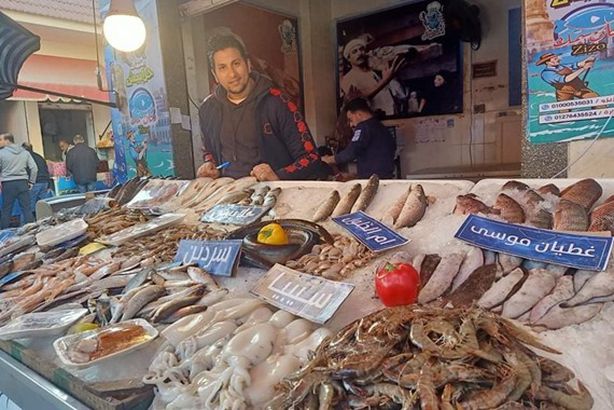 110068-إقبال-كبير-على-سوق-السمك-ببورسعيد--(1)