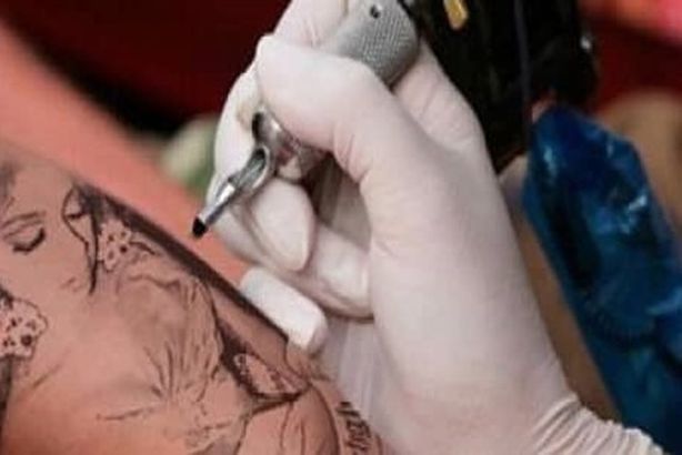 يطلب تطليق زوجته: عودت من العمل فوجدتها ترسم وشم لرجل في مكان حساس عقاب-رسم-الوشم-على-الجسد-في-الدنيا-والاخرة-1
