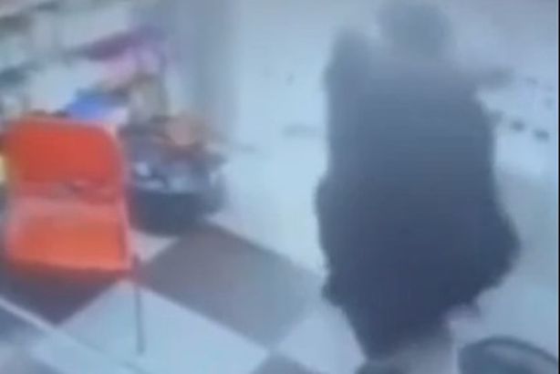 امرأة تهاجم