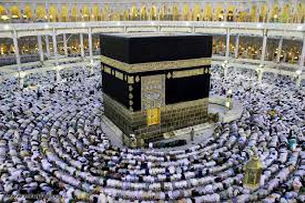 أمير مكة يتشرف بغسل الكعبة المشرفة