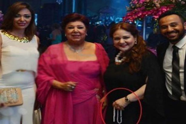 سر"سبحة" دلال عبد العزيز بحفل زفاف مي كساب