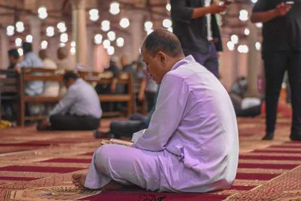 بالصور.. صلاة التراويح في مسجد عمرو بن العاص