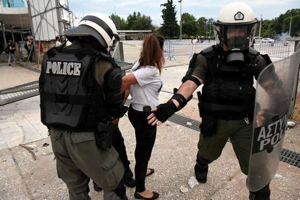 بالصور.. اعمال عنف في اليونان رفضا لتغيير اسم مقدونيا