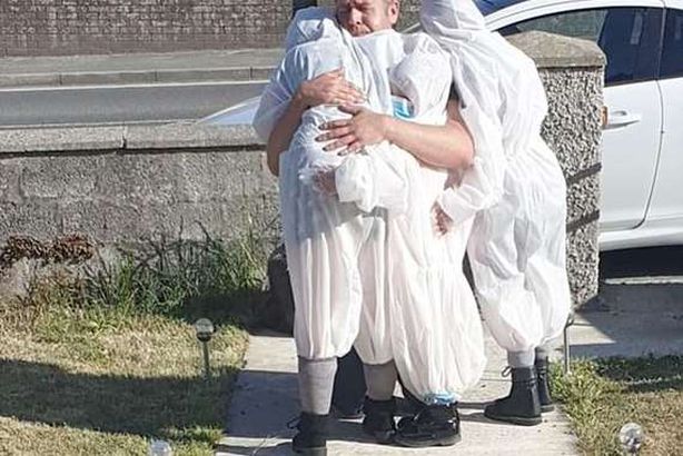 لحظة مؤثرة بين أب وأطفاله الذين لم يرهم منذ 3 شهور