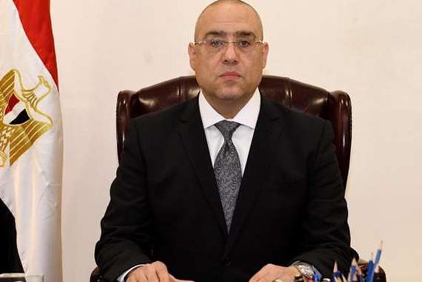 وزير الإسكان يقرر عزل نفسه بعد مخالطته مصاب بكوورنا