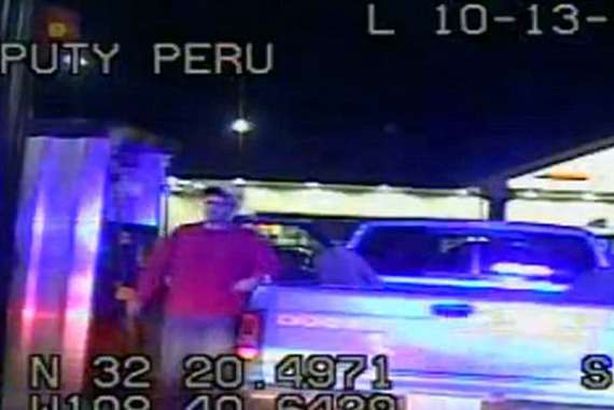 يقاضي طبيبًا بعد عملية تفتيش شرجي بحثًا عن المخدرات