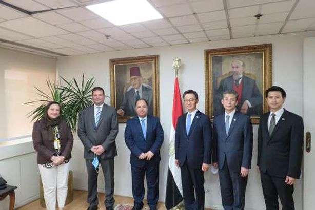 وزير المالية وسفير كوريا الجنوبية