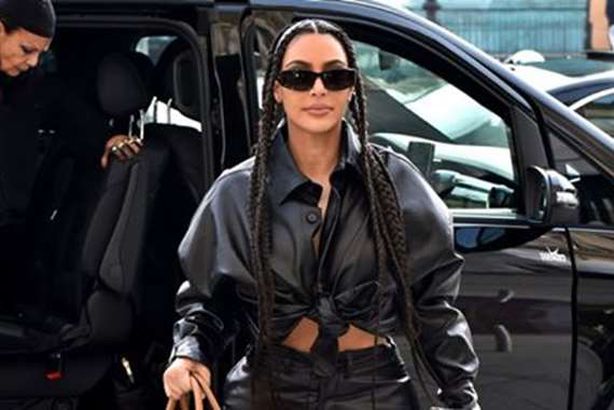 «كيم كارداشيان» تطالب بالتحقيق في وفاة شاب أسود 
