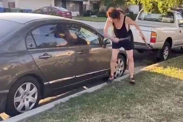 امرأة بيضاء تحطيم سيارة جارتها: عودي إلى بلدك
