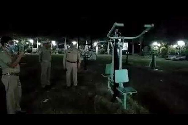 شبح يتدرب داخل جمانزيوم في الهواء الطلق