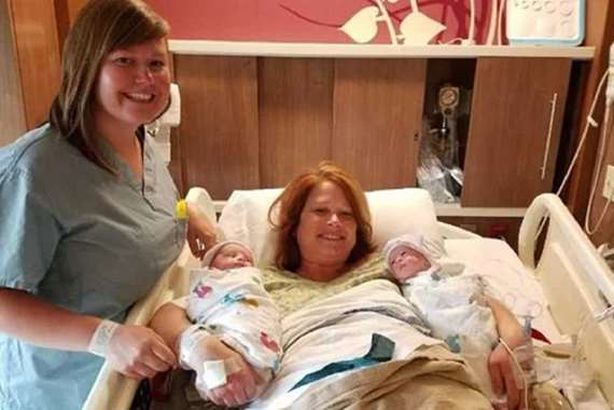 أم تتبرع بالحمل لابنتها بعد استئصال الرحم