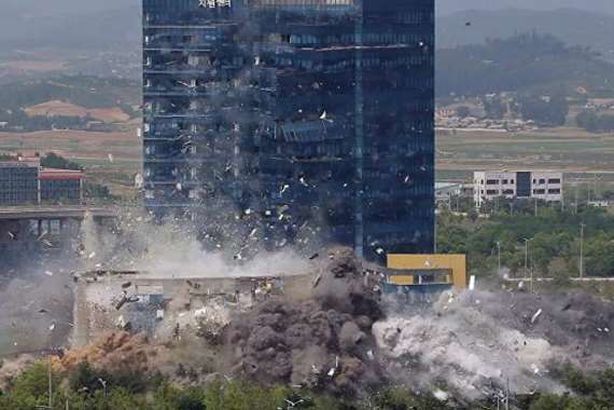 المبنى بعد تفجيره