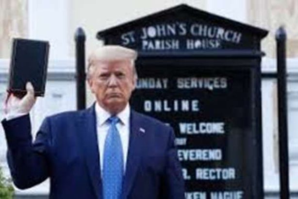 ترامب يحمل الإنجيل ويترجّل سيرا على الأقدام