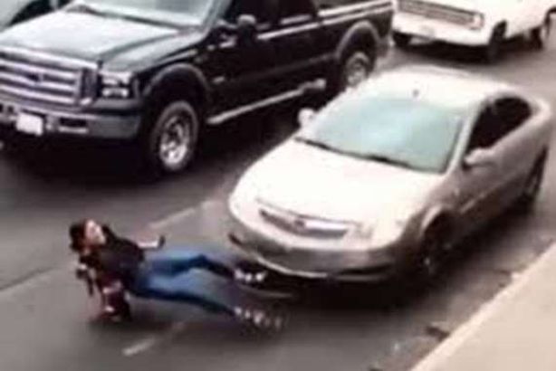 هزت الكويت.. يدهس فتاة بسيارته مستعينا بكلب مفترس