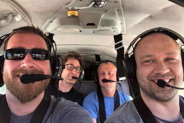 مقتل أربعة أصدقاء في تحطم طائرة