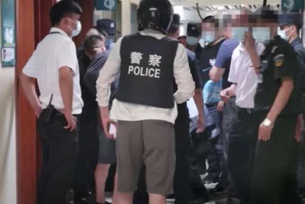 بعد جراحة فاشلة في «القضيب».. مريض يهاجم الطبيب بسكين 
