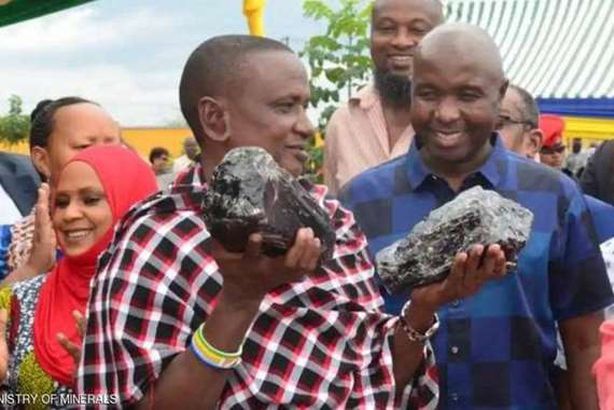 المحظوظ.. تحول إلى مليونير بعد عثوره على " حجرين كريمين"