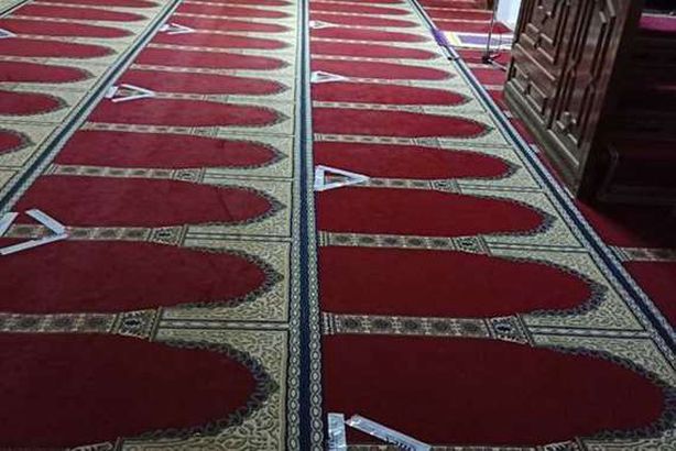 علامات التباعد الاجتماعي في المساجد 

