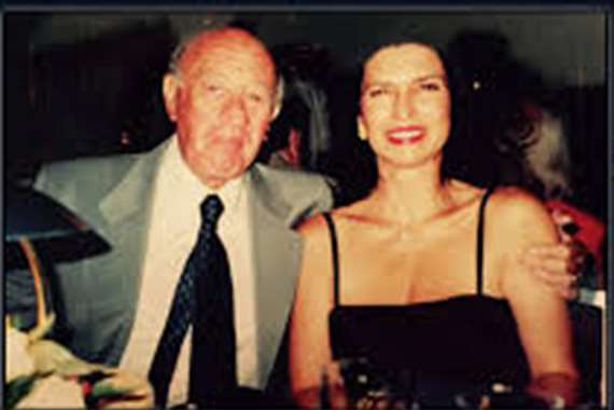 تصغره بـ 30 سنة.. طلبت منه الطلاق لأخذ ثروته.. لن تتخيل صدمتها