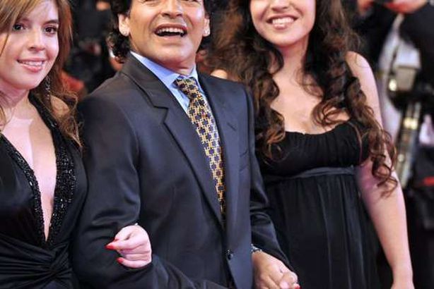 ابنتا «مارادونا» تلجآن إلى مقاضاته