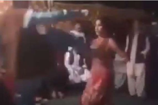 بالفيديو.. علقة سخنة لراقصة في حفل زفاف