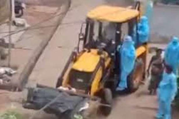 مروع.. نقل ضحية كورونا في "بلدوزر" في هذه الدولة