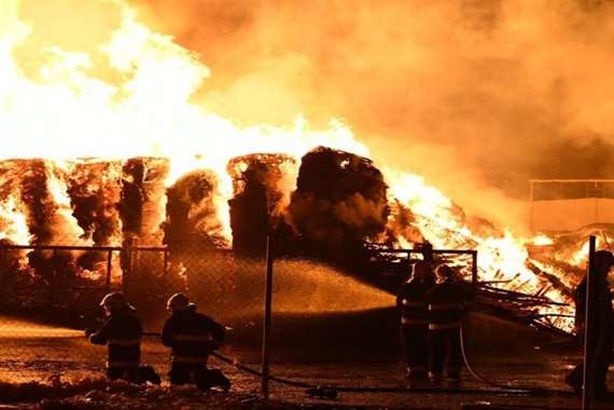 مروع .. حريق بمستودع يضم 3 آلاف سيارة بالكويت