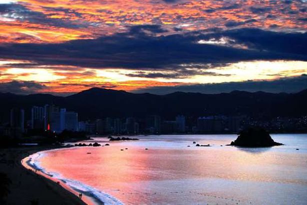 المياه السوداء» تغرق شاطئ «أكابولكو» الشهير