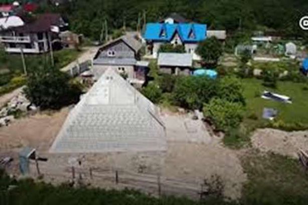 بالفيديو.. هرم خوفو في حديقة بمنزل عائلة روسية