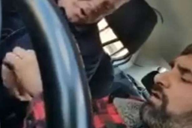 فيديو صادم: بريطاني يسب سائق تاكسي «مسلم»
