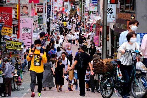 فتاة تطلب من شرطية الظهور في مقاطع خليعة 
