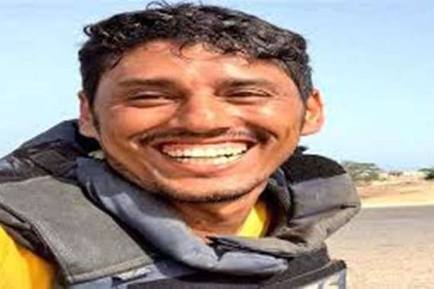 مؤثر.. والدة مصور صحفي تستقبل جثمانه بالزغاريد