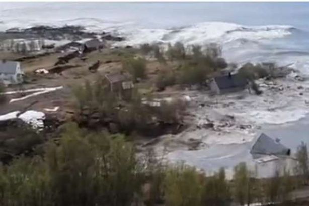 البحر يبتلع المنازل والسكان يصارعون الموت