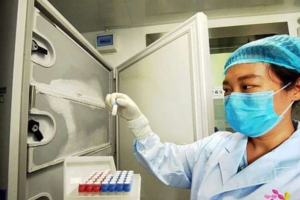 عسكري بريطاني رفيع: كورونا خرج من المختبر الصيني
