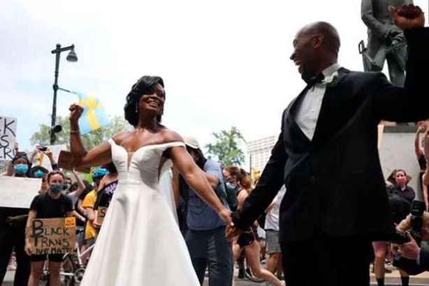 أمريكيان يحتفلان بزفافهما خلال مظاهرات «جورج فلويلد»