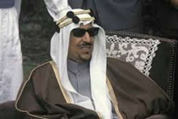 صور نادرة للملك سعود.. لعب وضحك لبناته في مجلسه