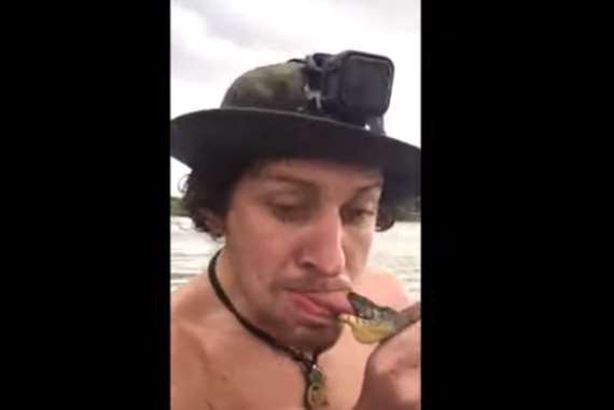 فيديو صادم..  ثعبان يغلق فمه على لسان صياد