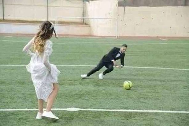 حارس مرمى شهير يحتفل بزفافه مع عروسه