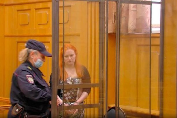 تترك طفلها يموت جوعًا وتذهب إلى الحفل