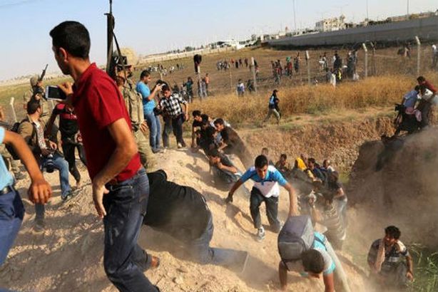 800 سوري يدخلون تركيا هرباً من الاشتباكات في "تل أبيض"
