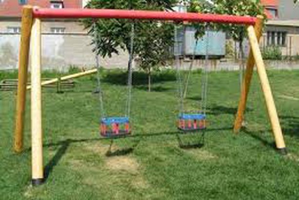 «أرجوحة».. تنهى حياة طفل بقنا