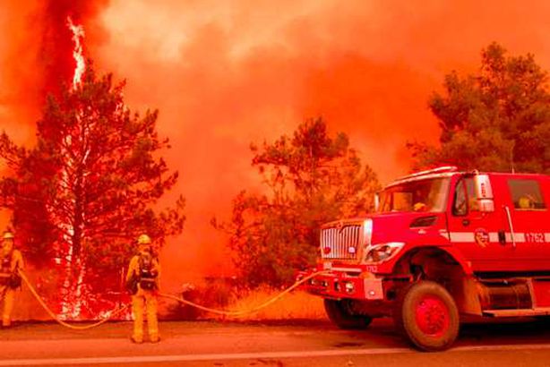 بالصور.. إجلاء السكان في كاليفورنيا  بسبب حرائق الغابات المستعرة