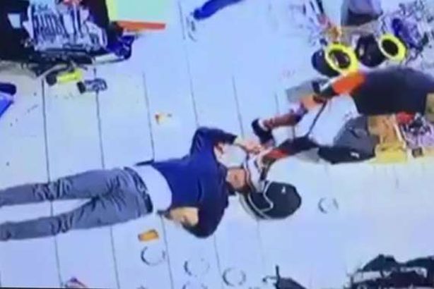 اعتداء مواطن كويتي على عامل مصري